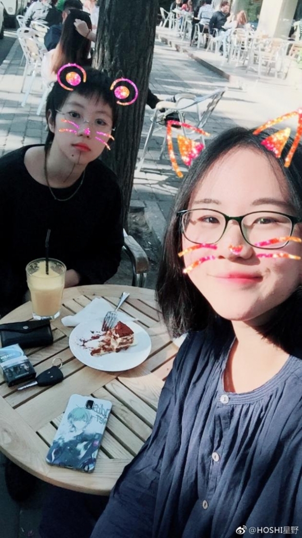 窦靖童与窦唯小女儿窦家媛聚会 姐妹两长得一模一样