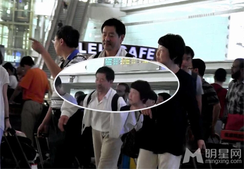 濮存昕邋遢现身机场 身材发福形同路人