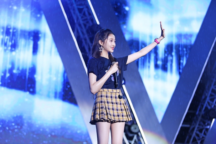 关晓彤可爱小衫配格子短裙秀出修长美腿 
