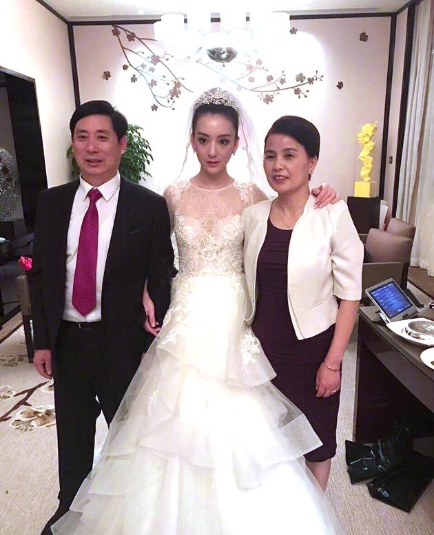 方媛身穿婚纱