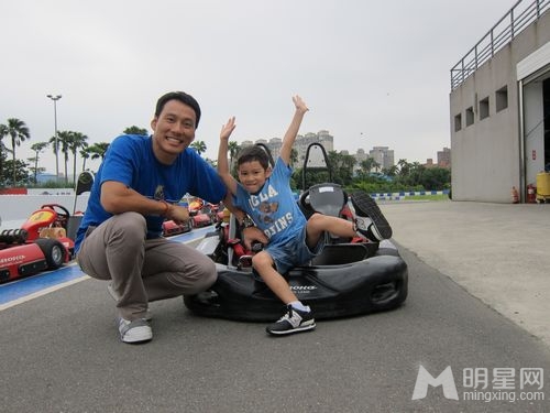 艾力克斯带儿飙卡丁车 盼他长大当车神