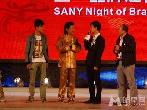 容中甲尔带病演出 歌迷现场拜师