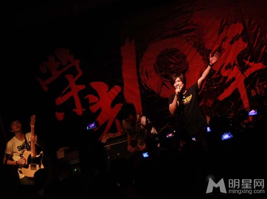 叶世荣舍妻女完成粉丝约定 粉丝热舞回报
