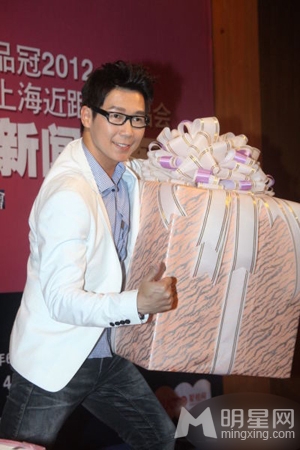 爱妻将助阵品冠婚后第一场内地演唱会
