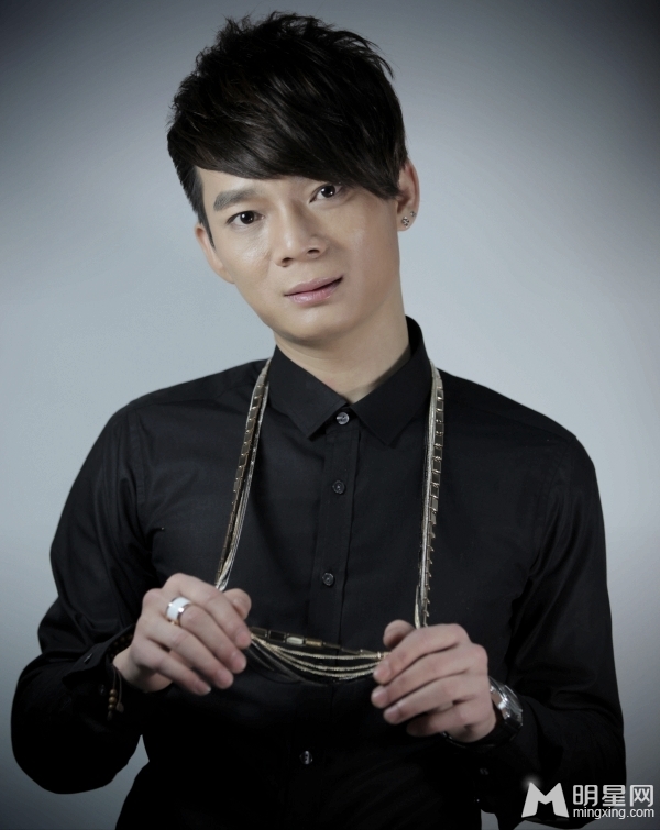 六哲力挺新人其创作歌曲 盼好音乐得到认可