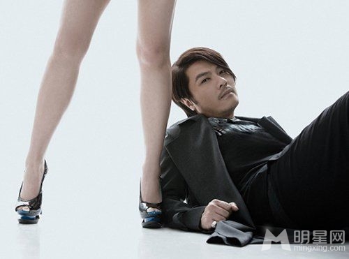 阿杜将发新专辑《第9次初恋》 拍MV摸嫩模美腿