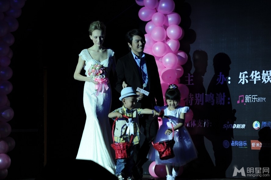 阿杜《第9次初恋》北京盛大发片 迎娶洋媳妇现场举行婚礼