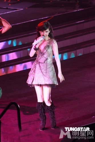 周慧敏开澳门演唱会 性感热裤大秀美腿