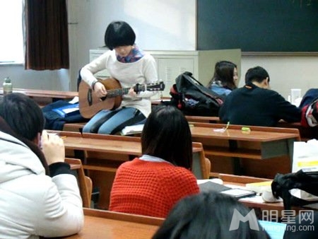 清纯女生高校自习室弹唱 为考生减压缅怀好友