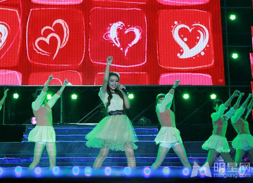 张靓颖演唱会现场唱功超群 裴紫绮力挺前辈
