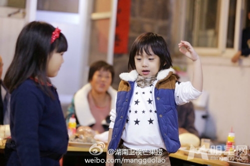 爸爸去哪儿王诗龄照顾kimi 亲自喂饭萌化网友