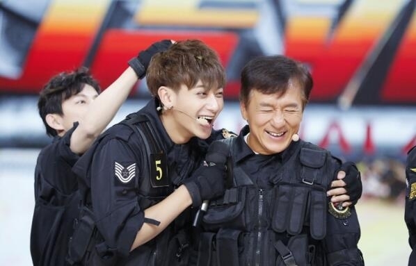 黄子韬成团宠 “偷袭”成龙大哥引爆笑