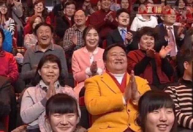 春晚钉子户笑脸哥又双来了！18次出现春晚观众席