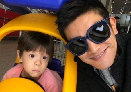 嗯哼自曝亲了所以小女生 因为爸爸说要女士优先