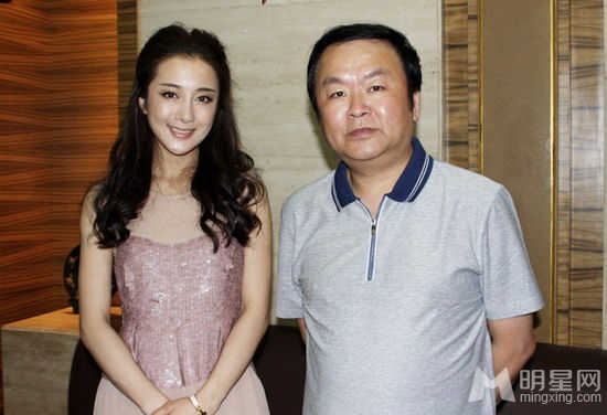 李依晓与高希希合影