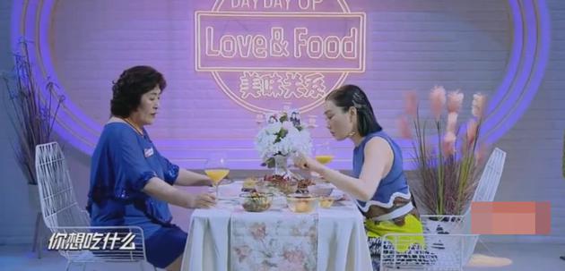 钟丽缇亲手给婆婆煮饭 婆媳关系融洽