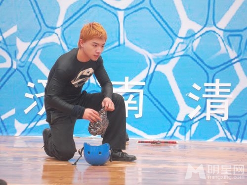 “陈楚生弟弟”挑战《闯关》 上演“人椅旋转”
