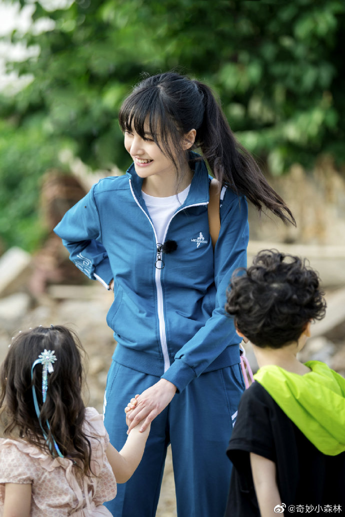 《奇妙小森林》第三期剧照曝光 郑爽复古校服造型青春洋溢