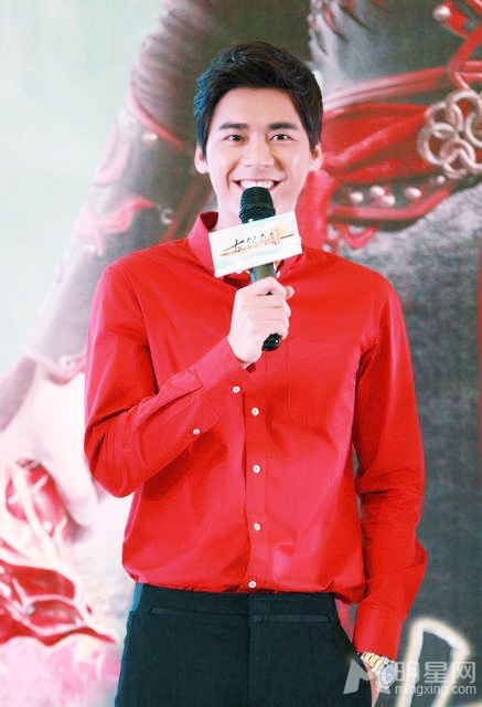 李易峰红衣现身携手小师妹迪丽热巴卖萌_图-6
