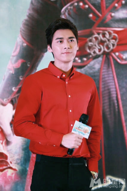 李易峰红衣现身携手小师妹迪丽热巴卖萌_图-3