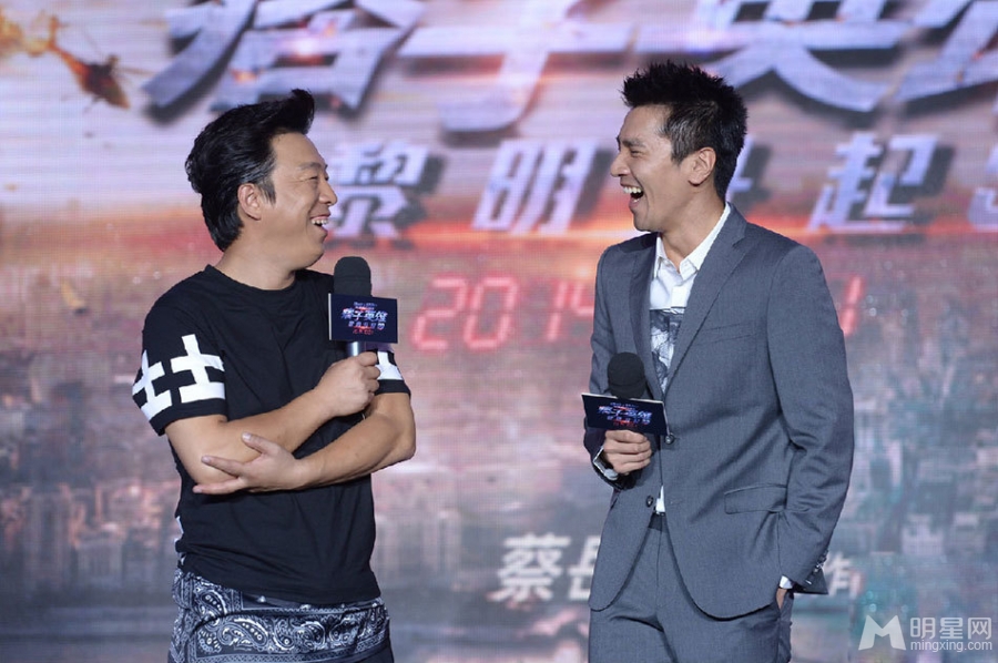 黄渤赵又廷现身发布会现场上演基情戏_图-6