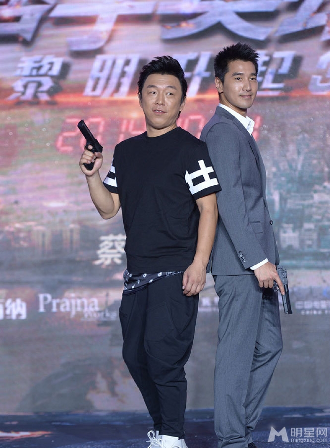 黄渤赵又廷现身发布会现场上演基情戏_图-7