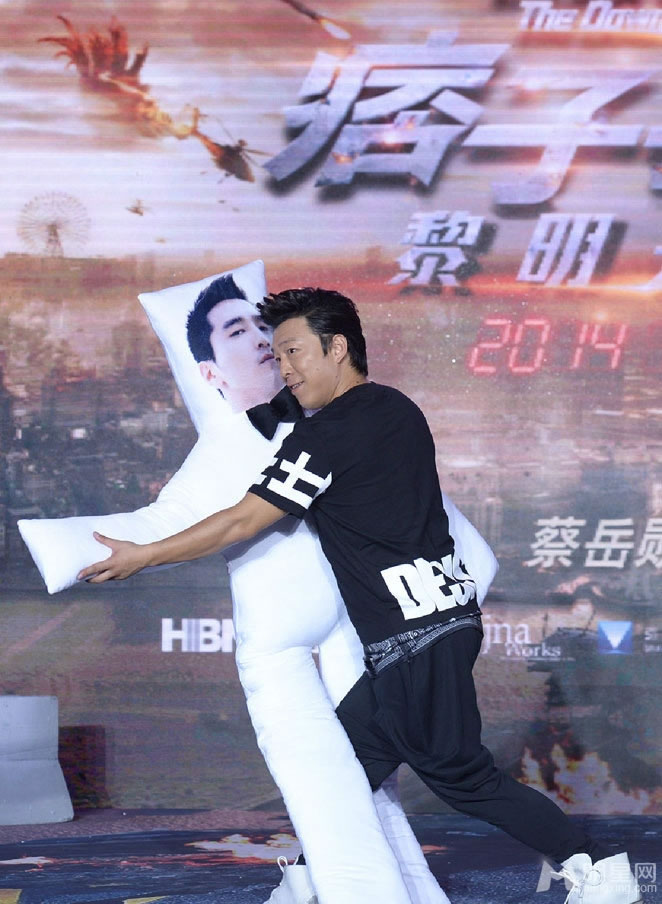 黄渤赵又廷现身发布会现场上演基情戏_图-1