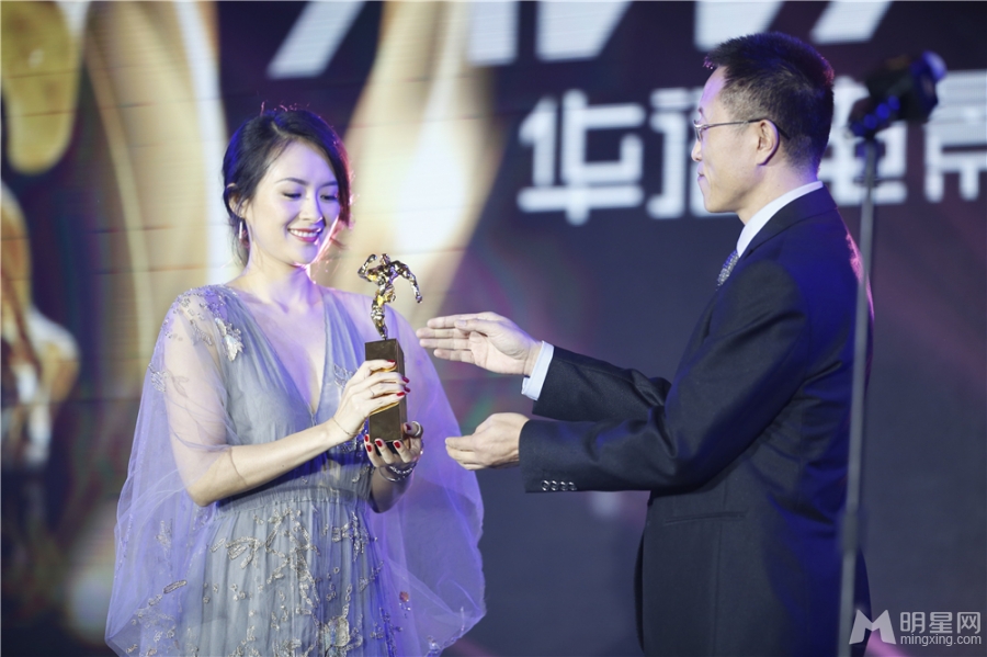 章子怡再夺影后桂冠薄纱裙现身颁奖礼_图-3