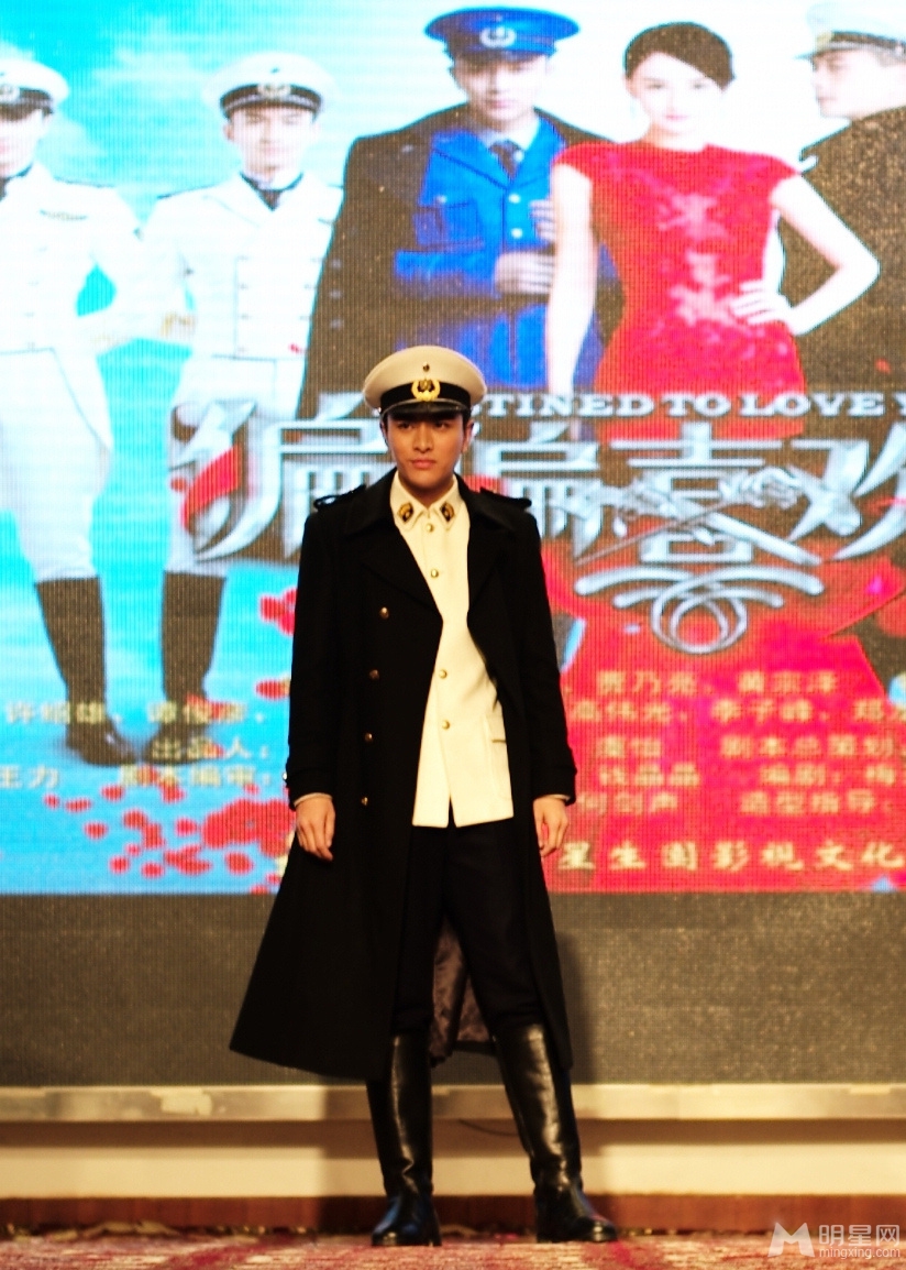 偏偏喜欢你发布会贾乃亮帅气走台步_图-3