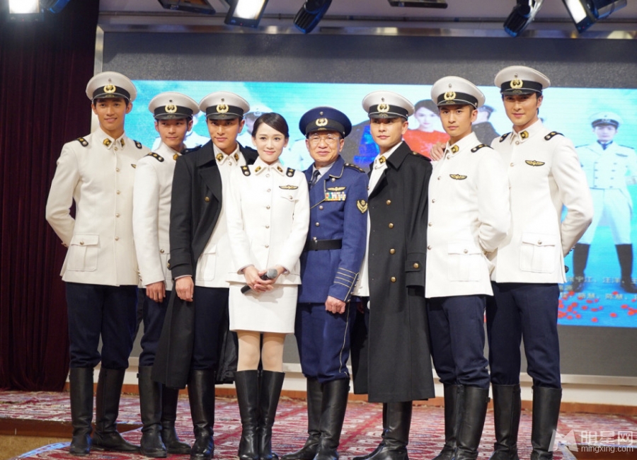 偏偏喜欢你发布会贾乃亮帅气走台步_图-10