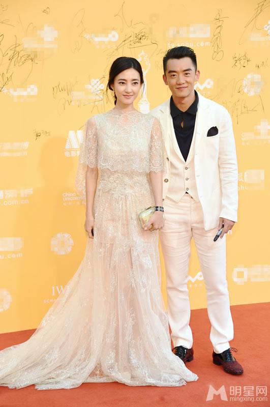 王丽坤红毯一袭长裙气质脱俗宛如仙女_图-13
