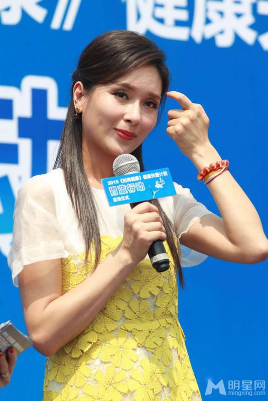 杨恭如出席公益活动烈日下依旧淡雅迷人_图-3