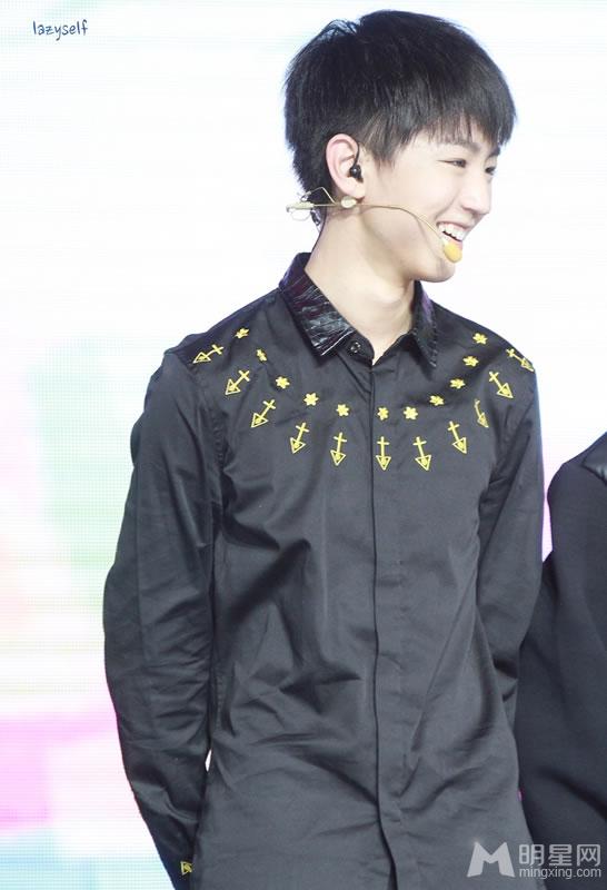TFBOYS腾讯V视界王俊凯黑色长衫帅气十足_图-6