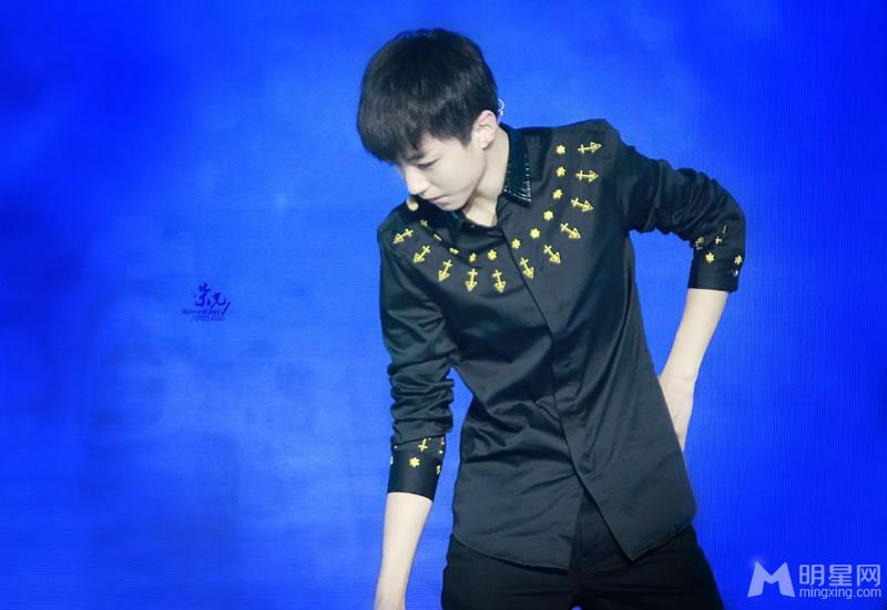 TFBOYS腾讯V视界王俊凯黑色长衫帅气十足_图-5