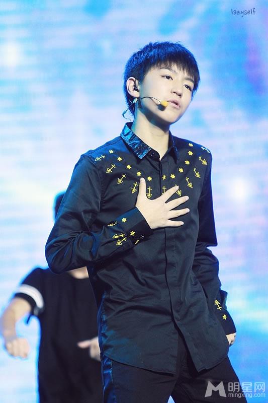 TFBOYS腾讯V视界王俊凯黑色长衫帅气十足_图-3