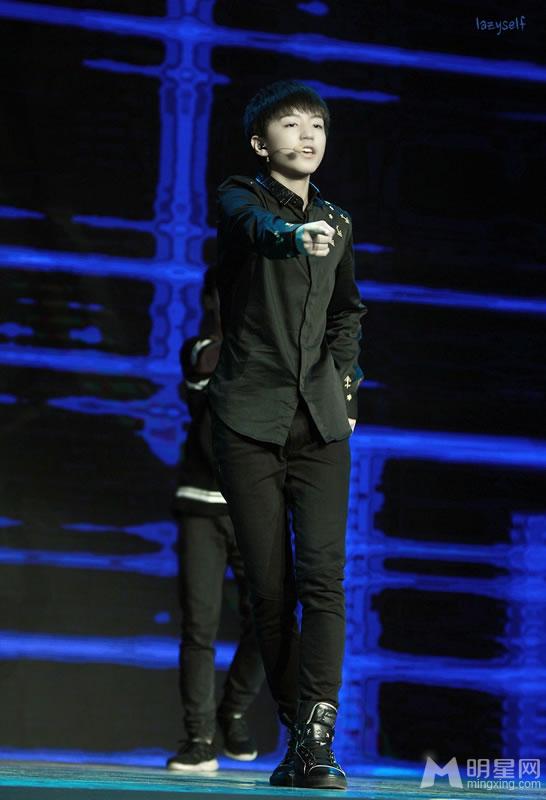 TFBOYS腾讯V视界王俊凯黑色长衫帅气十足_图-2