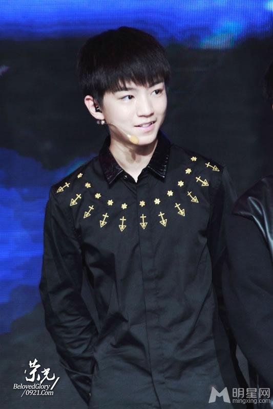 TFBOYS腾讯V视界王俊凯黑色长衫帅气十足_图-7
