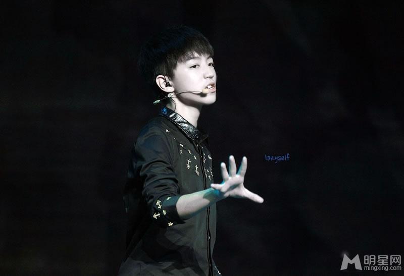 TFBOYS腾讯V视界王俊凯黑色长衫帅气十足_图-1