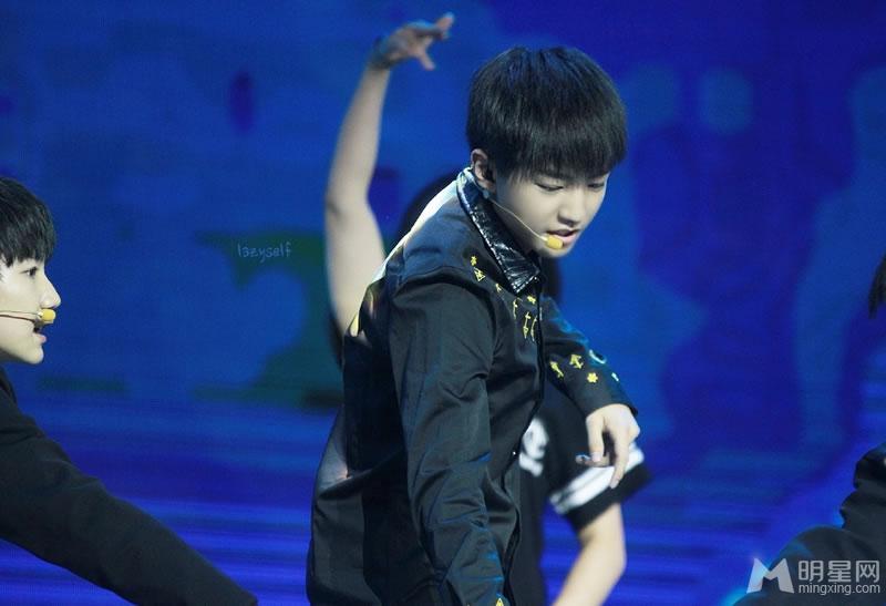 TFBOYS腾讯V视界王俊凯黑色长衫帅气十足_图-8