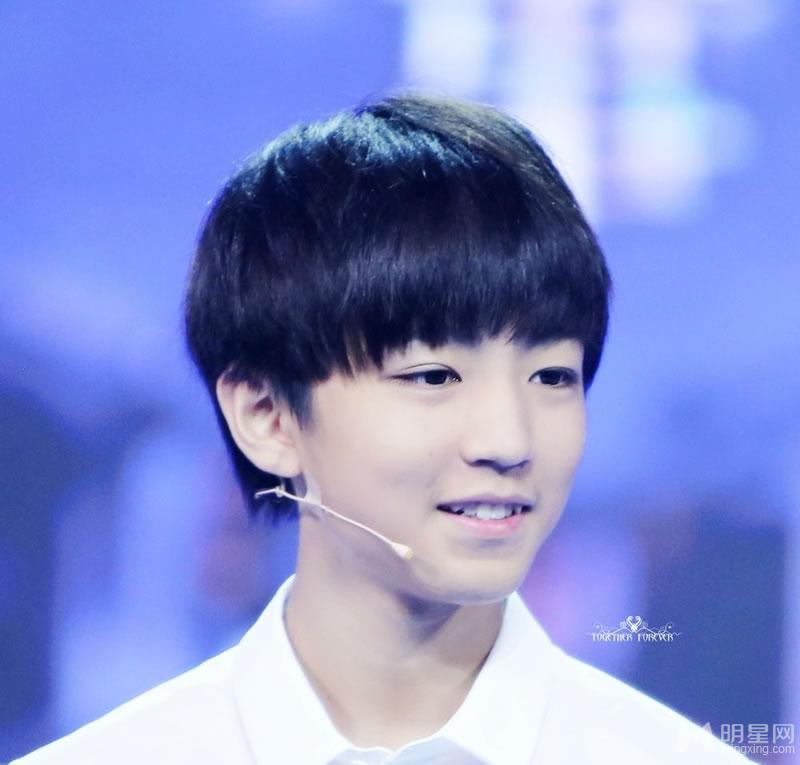TFBOYS王俊凯《中国文艺》两个虎牙可爱至极_图-12