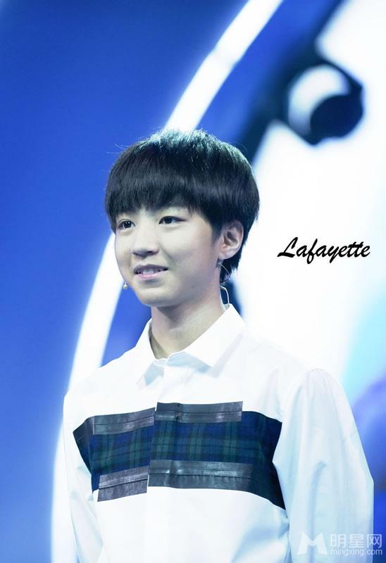 TFBOYS王俊凯《中国文艺》两个虎牙可爱至极_图-16