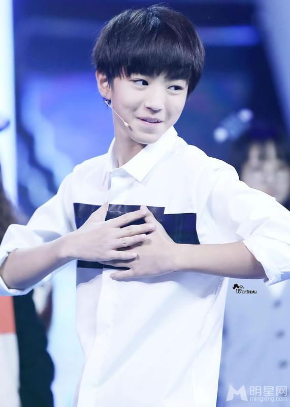 TFBOYS王俊凯《中国文艺》两个虎牙可爱至极_图-20