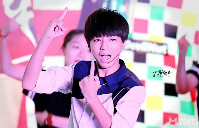 TFBOYS王俊凯《中国文艺》两个虎牙可爱至极_图-23