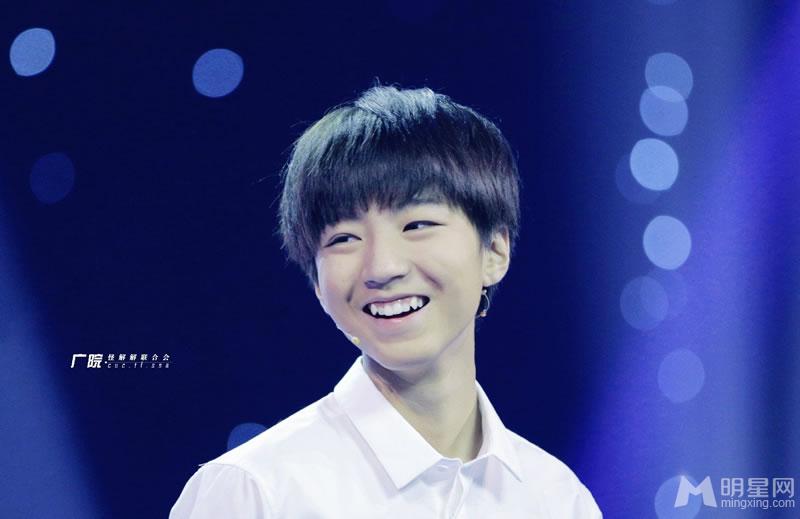 TFBOYS王俊凯《中国文艺》两个虎牙可爱至极_图-49