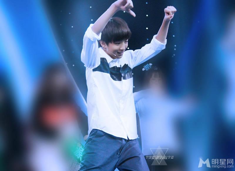 TFBOYS王俊凯《中国文艺》两个虎牙可爱至极_图-8