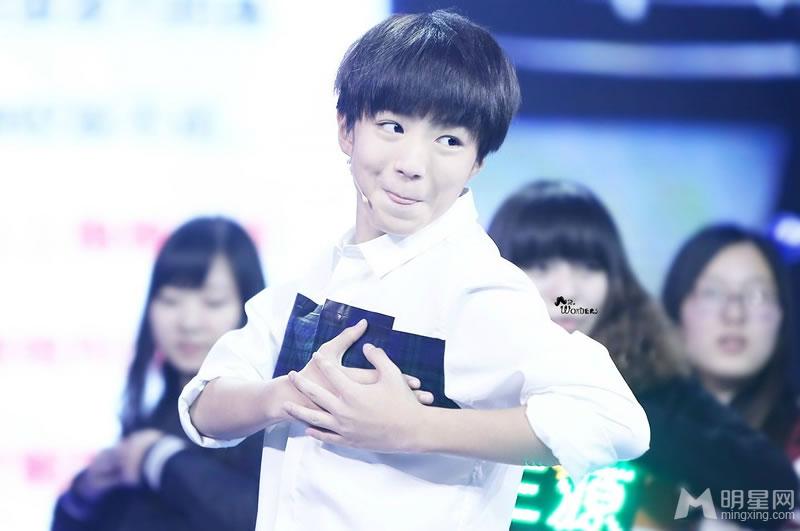 TFBOYS王俊凯《中国文艺》两个虎牙可爱至极_图-2