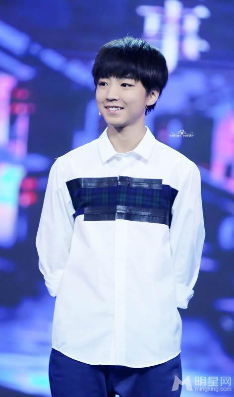 TFBOYS王俊凯《中国文艺》两个虎牙可爱至极_图-11