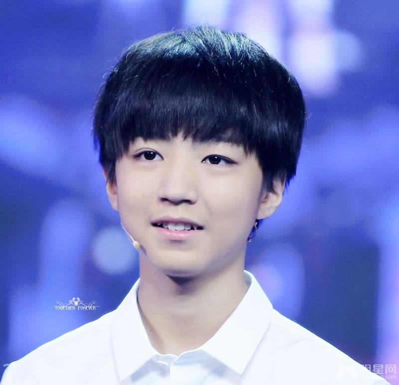 TFBOYS王俊凯《中国文艺》两个虎牙可爱至极_图-21