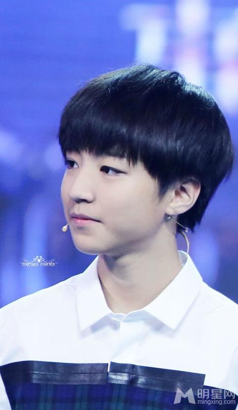 TFBOYS王俊凯《中国文艺》两个虎牙可爱至极_图-6