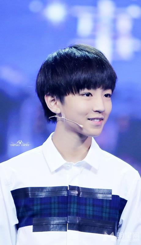 TFBOYS王俊凯《中国文艺》两个虎牙可爱至极_图-3